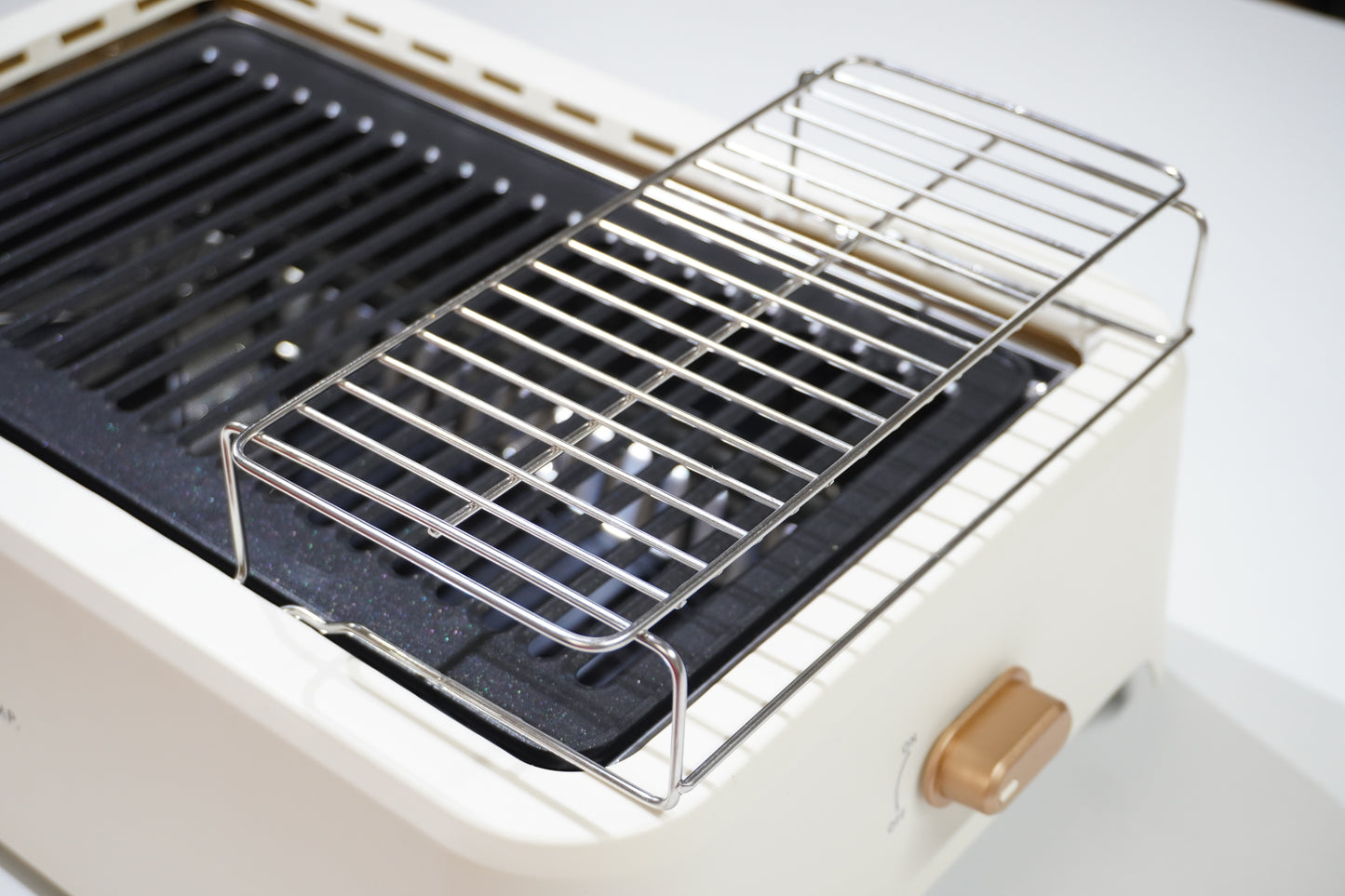 Heat retention rack/hold rack for ultra-low smoke grills
