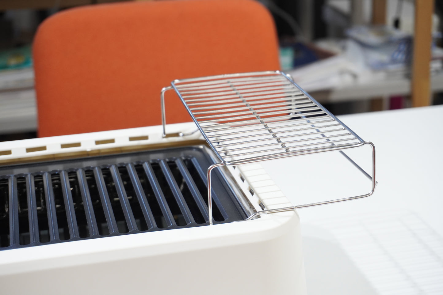 Heat retention rack/hold rack for ultra-low smoke grills