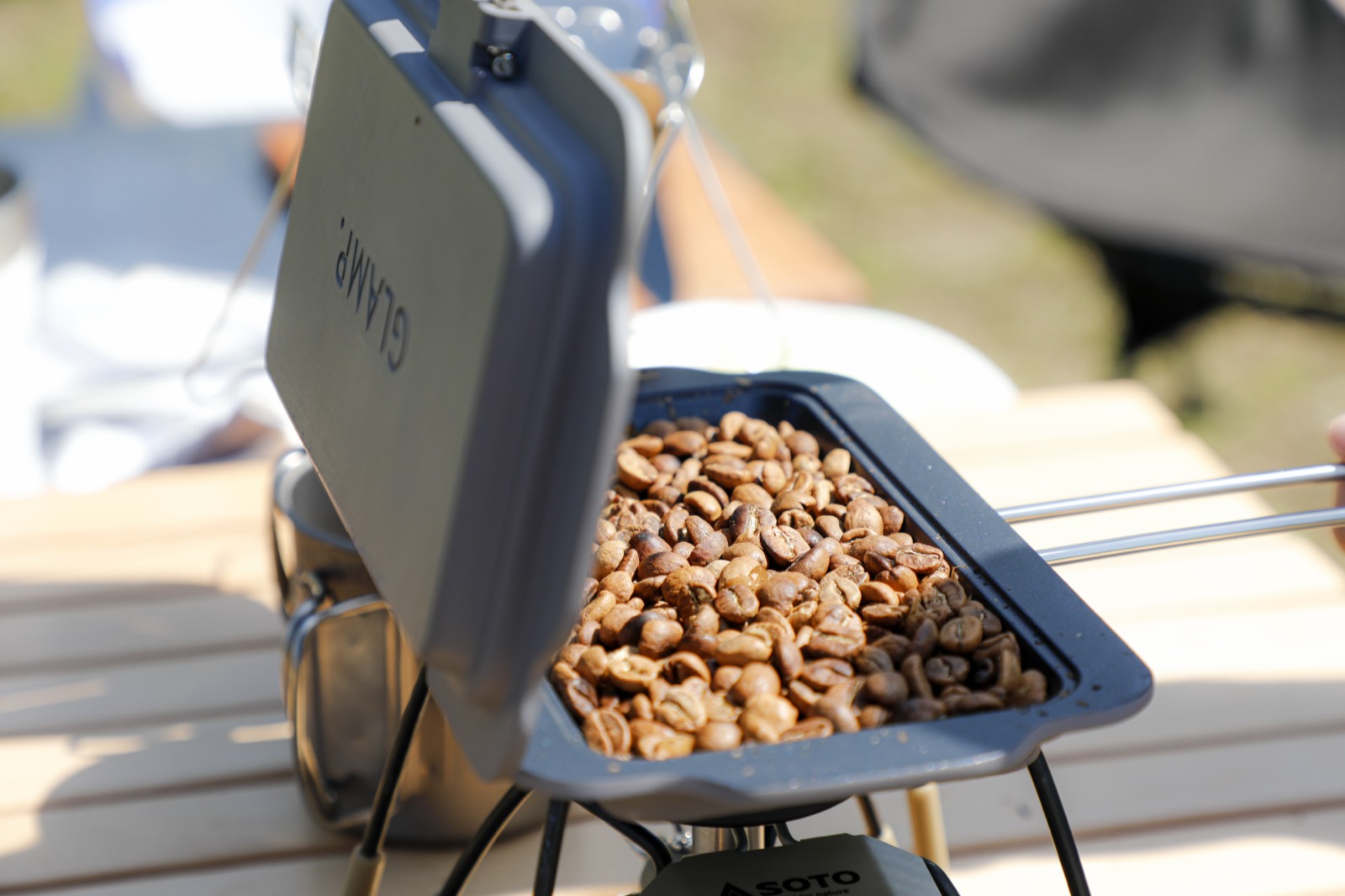 ホットサンドディッシュでコーヒー豆を焙煎する様子