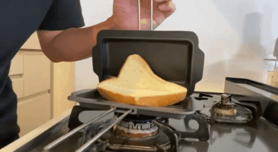 ホットサンドディッシュで具材を挟んで焼く様子